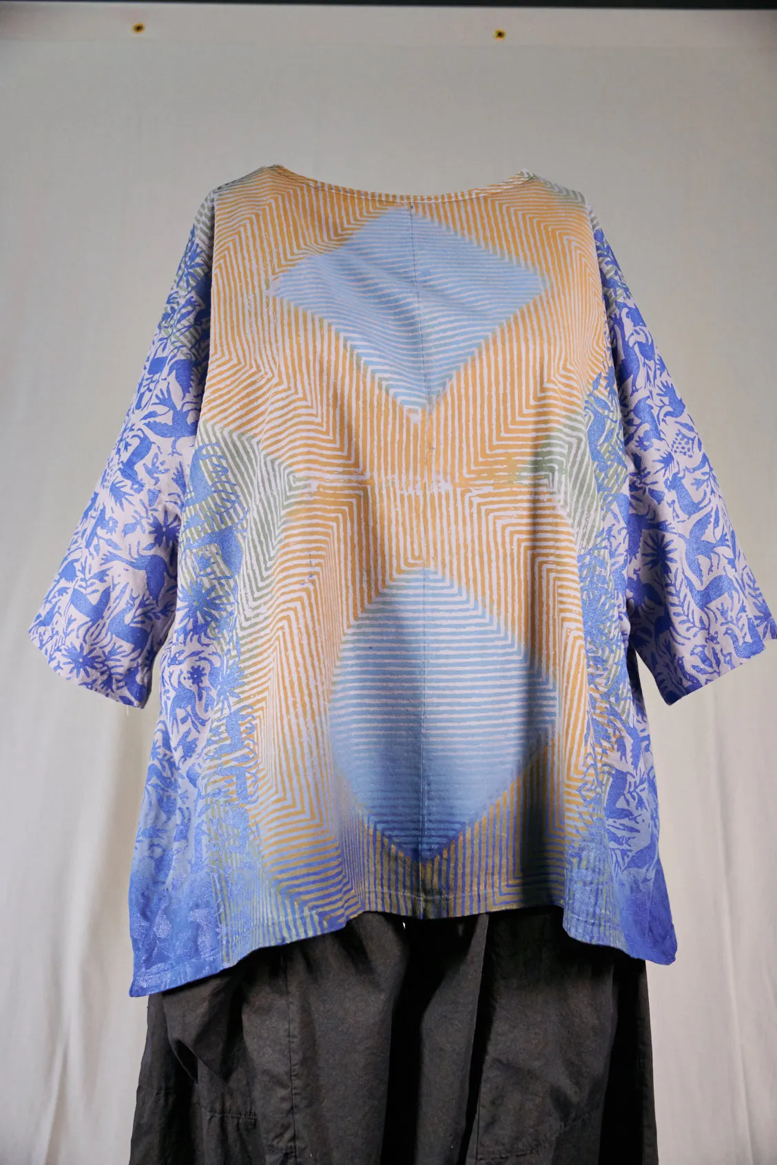 1236HD Line Tee Blue Animal Labyrinth 30"L