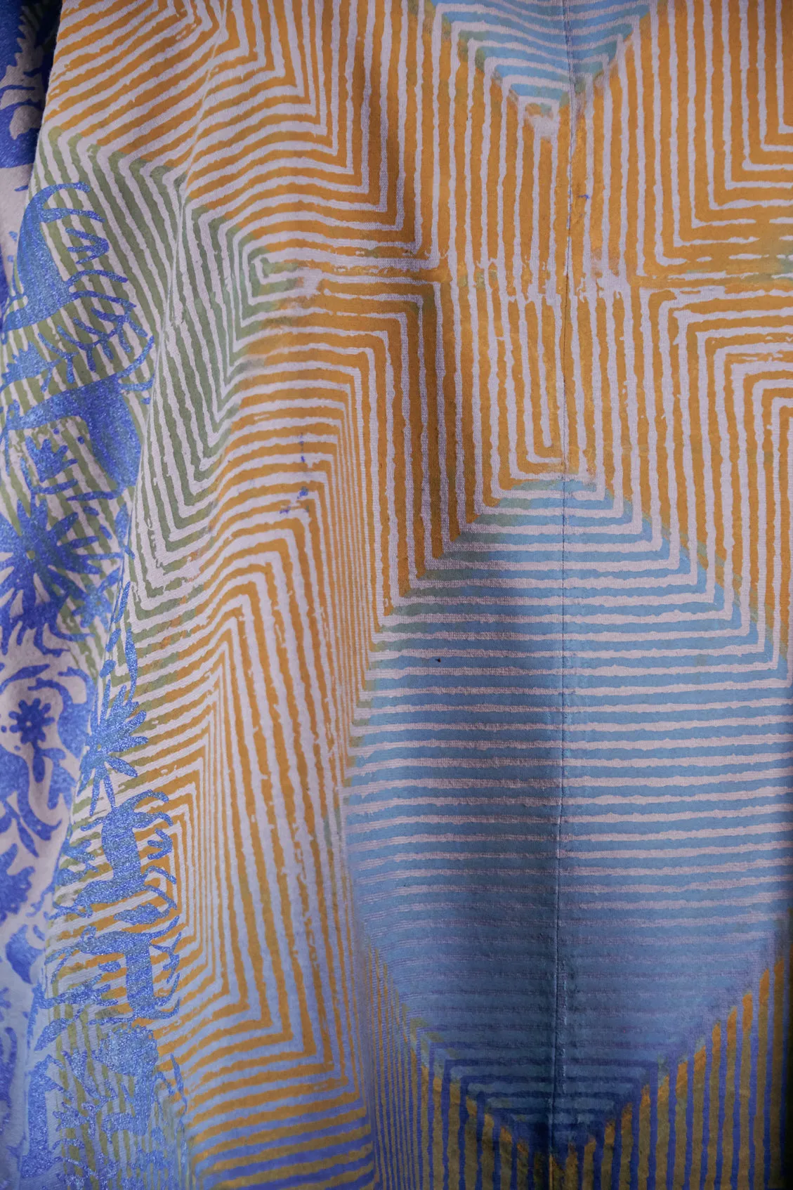 1236HD Line Tee Blue Animal Labyrinth 30"L