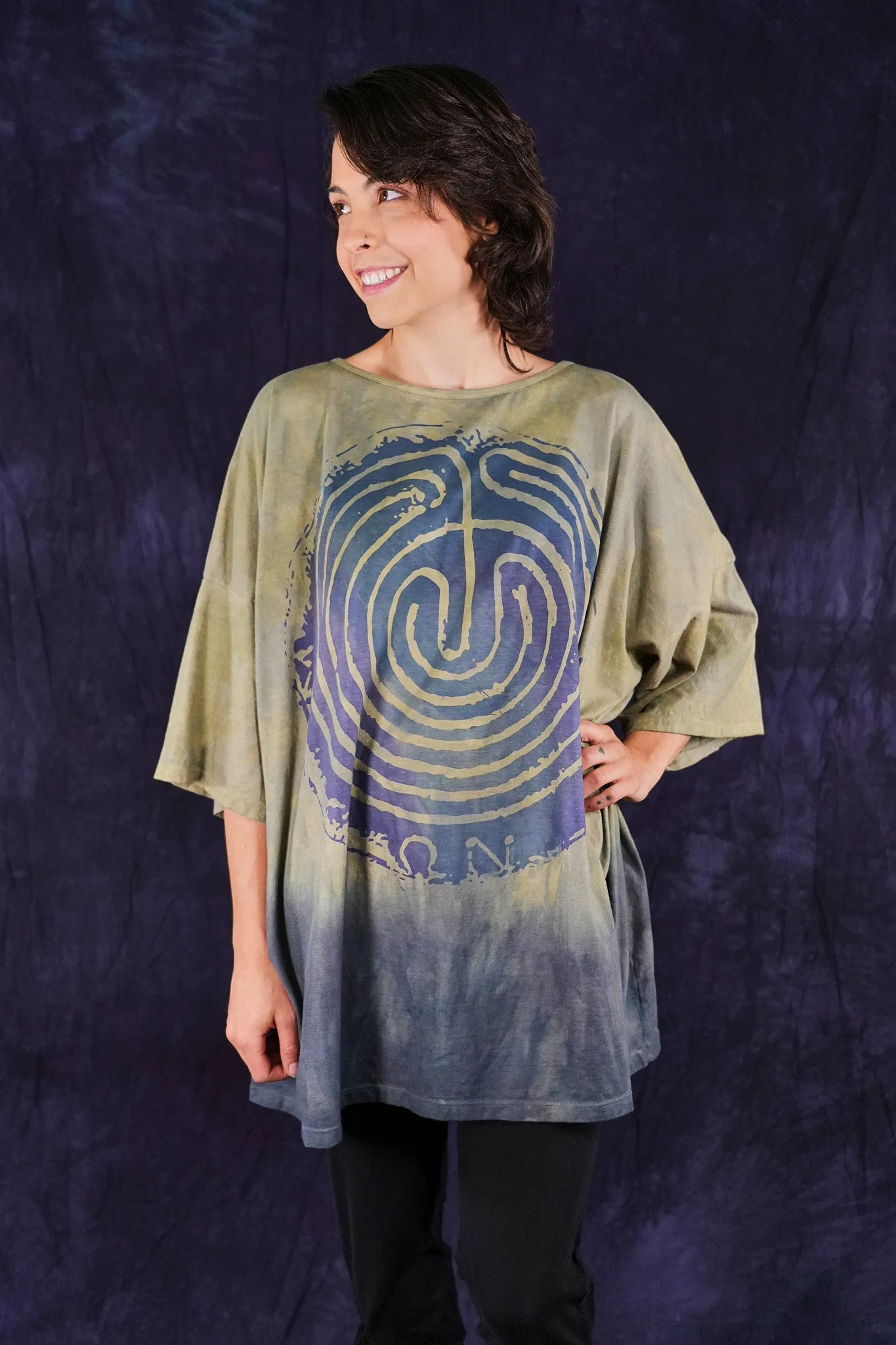 1236HD Line Tee Deep Sage Labyrinth