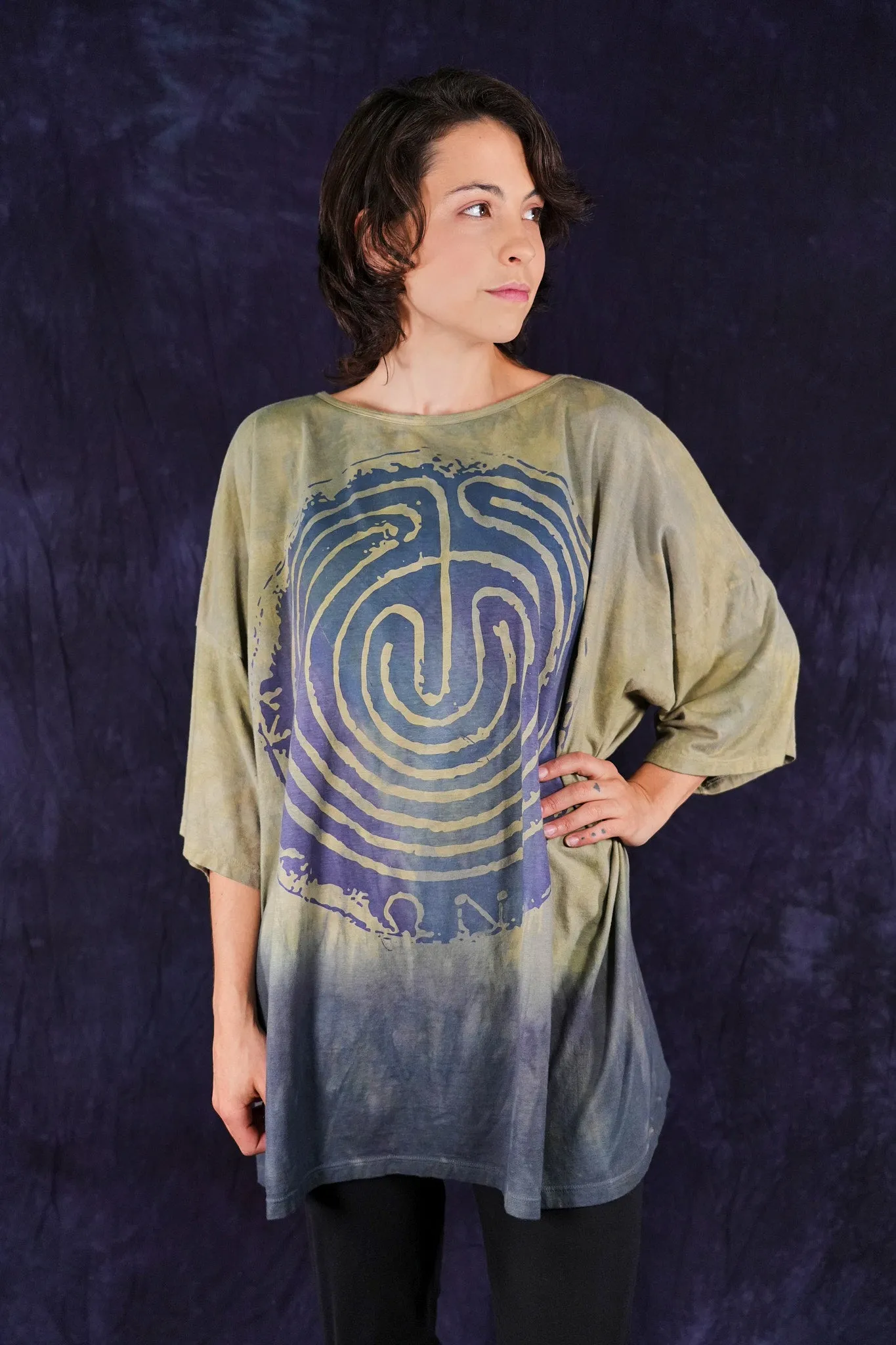 1236HD Line Tee Deep Sage Labyrinth
