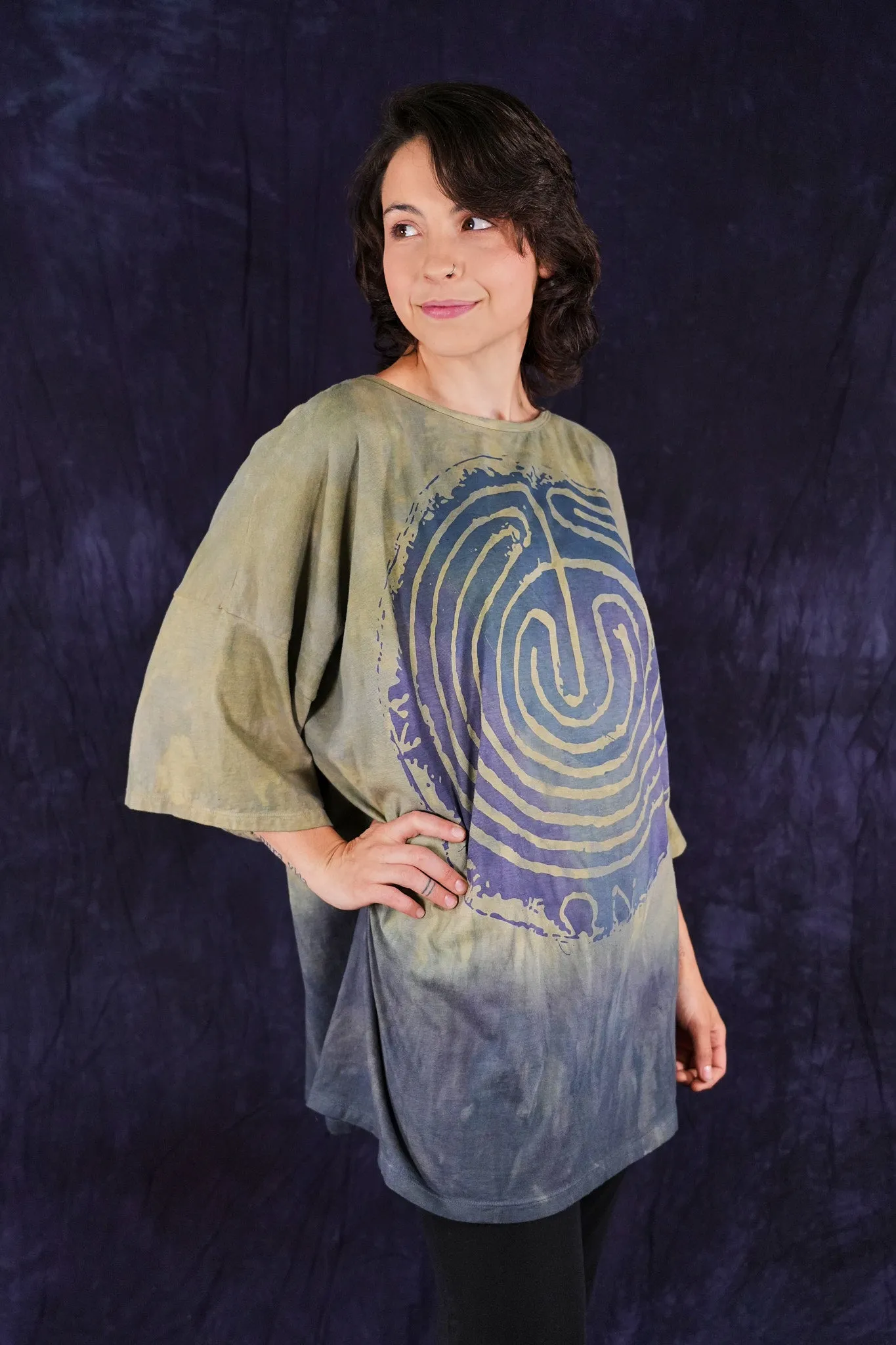 1236HD Line Tee Deep Sage Labyrinth