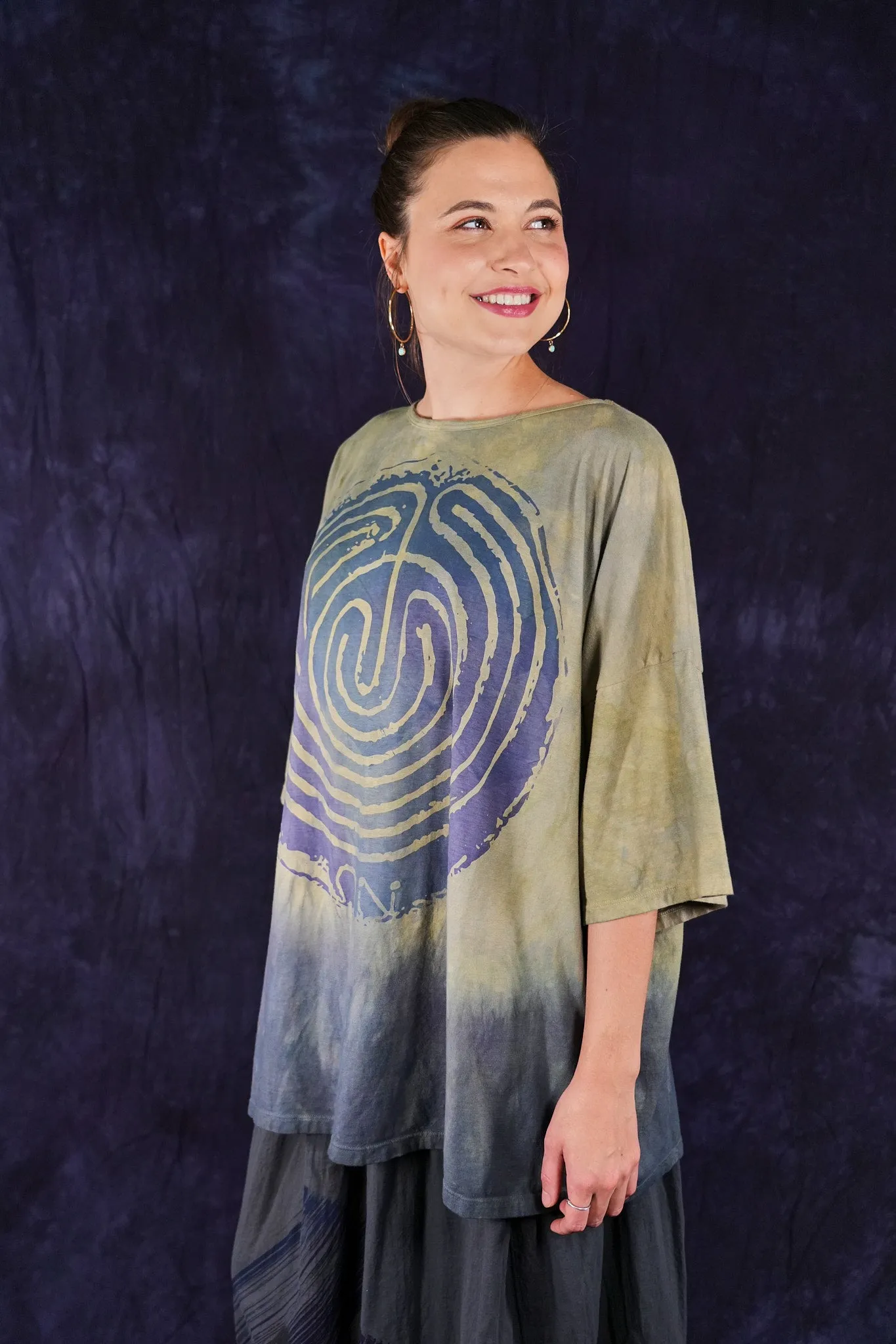 1236HD Line Tee Deep Sage Labyrinth