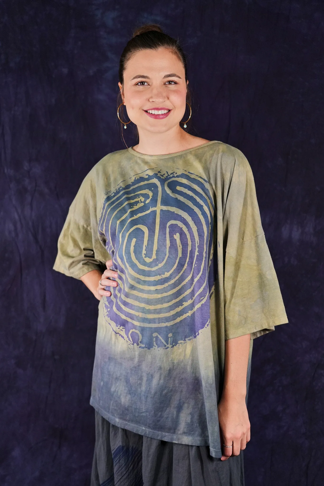 1236HD Line Tee Deep Sage Labyrinth