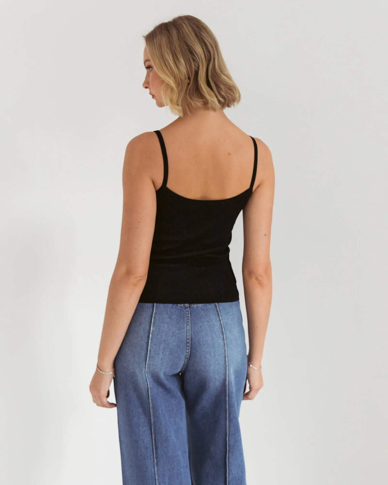GRAPHIC CROPPED KNIT SINGLET TOPS