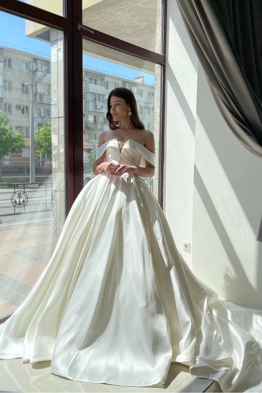 Princess Simple Bridal Dresses with Off-the-shoulder Neckline